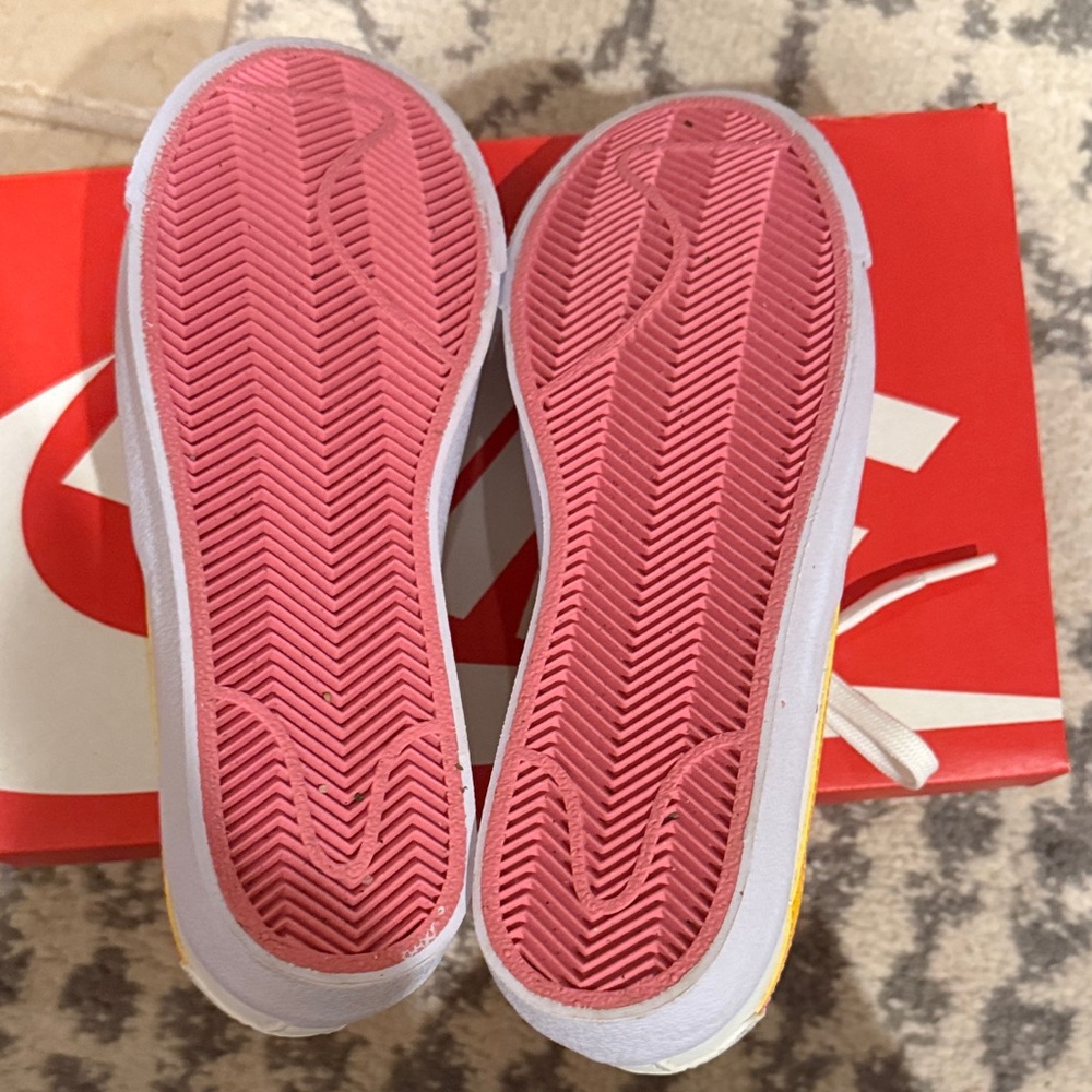 Nike Blazer low 77 White Sneakers with Yellow Swoosh 4.5 kids or 6.5 women’s - Picture 2 of 6